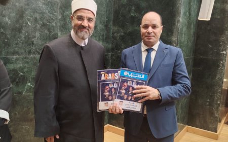 الشريف يهدي مجلة العرب بعنوان رؤية الشرفاء الحمادي للتكامل العربي إلى رئيس دينية النواب