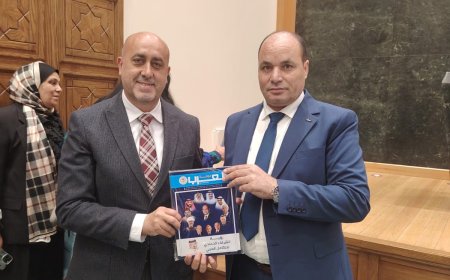 رئيس مركز العرب يهدي عميد إعلام الأكاديمية العربية مؤلفات الشرفاء الحمادي ومجلة العرب الطبعة العربية والدولية