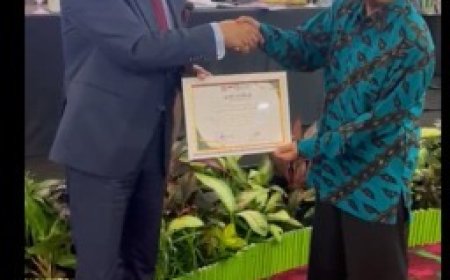 تكريم الدكتور رضا عبد السلام بدرع مؤسسة الفتح الإندونيسية تقديراً لدوره في دعم الفكر الوسطي