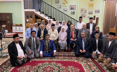 رئيسة جامعة مولانا تستضيف وفد "رسالة السلام" العالمية في منزلها ووسط اسرتها