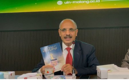 إهداء فكري.. د عبد الراضي رضوان يقدّم «رسائل الشرفاء» لـ مكتبة جامعة مولانا | صور