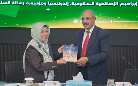 د عبد الراضي رضوان يهدى كتاب  «رسائل الشرفاء» لمكتبة جامعة مولانا | صور