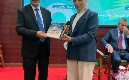 د عبد الراضي رضوان يهدي " رسائل الشرفاء " لطلاب جاكرتا : الإسلام دين سلام لا صراع