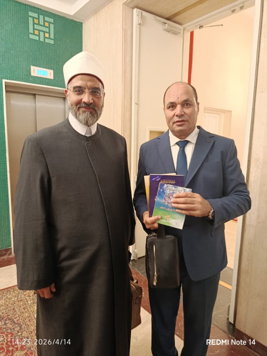 مركز العرب يهدي إصدارات المكتبة الرقمية للشرفاء الحمادي إلى رئيس لجنة الشؤون الدينية بالبرلمان المصري