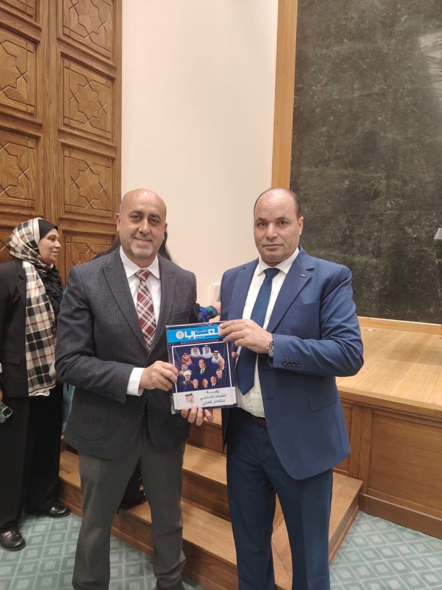 رئيس مركز العرب يهدي عميد إعلام الأكاديمية العربية مؤلفات الشرفاء الحمادي ومجلة العرب الطبعة العربية والدولية