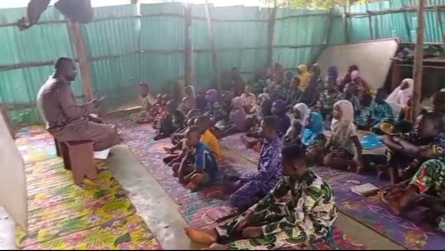 بالفيديو والصور درس تعليمي فى مسجد  بدولة بنين  عن مقال المفكر على الشرفاء:حين يهجر الإنسان نور الله تشتعل الأرض ظلما وخرابا