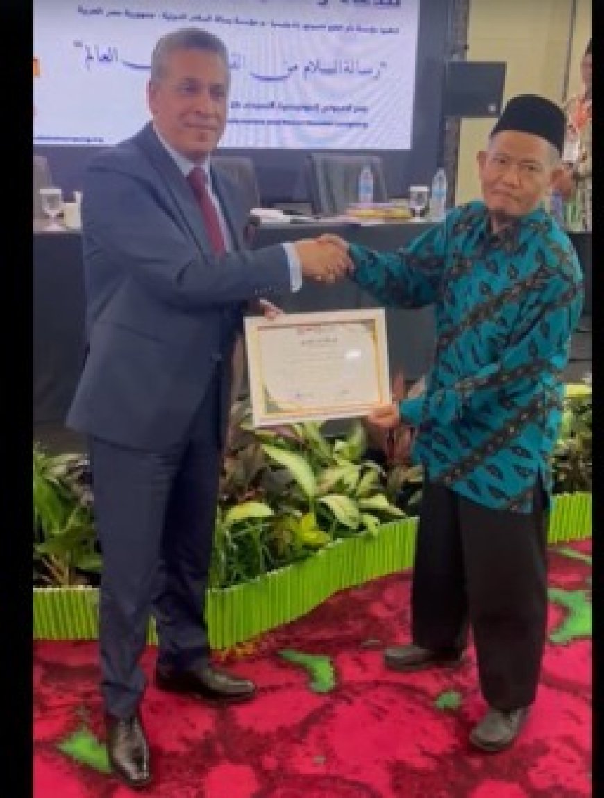 تكريم الدكتور رضا عبد السلام بدرع مؤسسة الفتح الإندونيسية تقديراً لدوره في دعم الفكر الوسطي