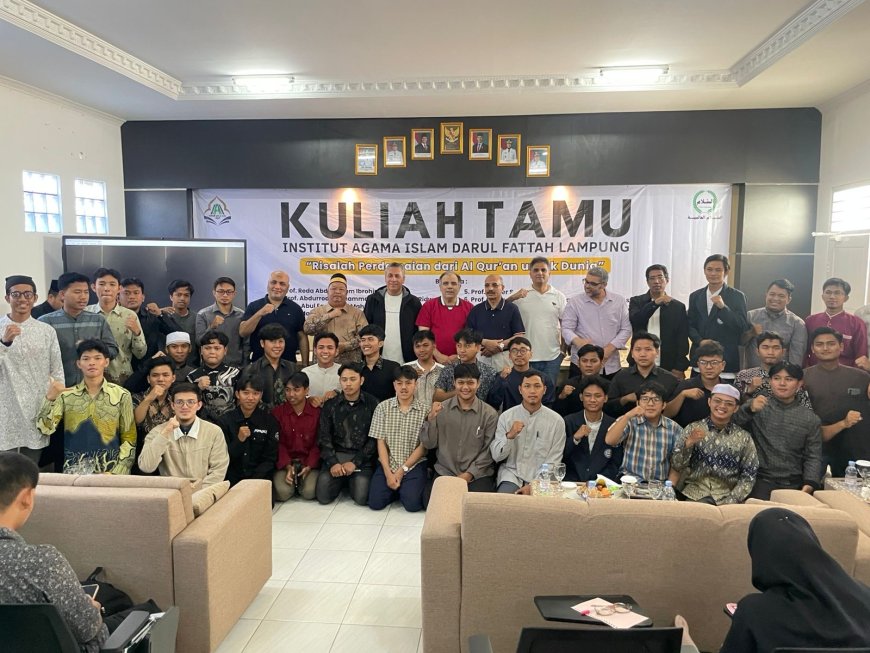 وفد “رسالة السلام” يواصل زيارته لإندونيسيا بندوة طلابية كبري وسط جامعة الفتح