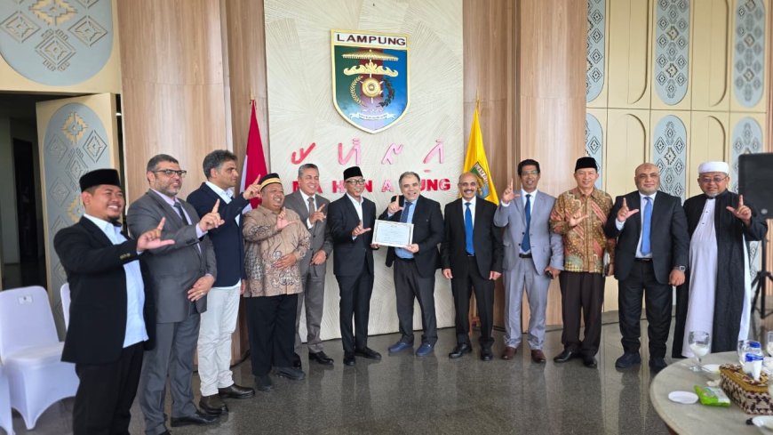 حفاوة كبيرة فى اندونيسيا .. تبادل دروع التكريم بين مؤسسة رسالة السلام ومحافظة لامبونج