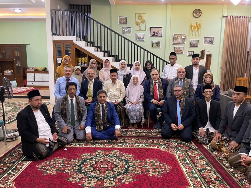 رئيسة جامعة مولانا تستضيف وفد "رسالة السلام" العالمية في منزلها ووسط اسرتها