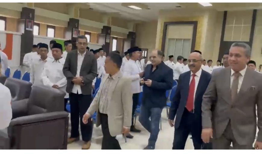 استقبال استثنائي لوفد “رسالة السلام” بجامعة مولانا على أنغام “طلع البدر علينا"