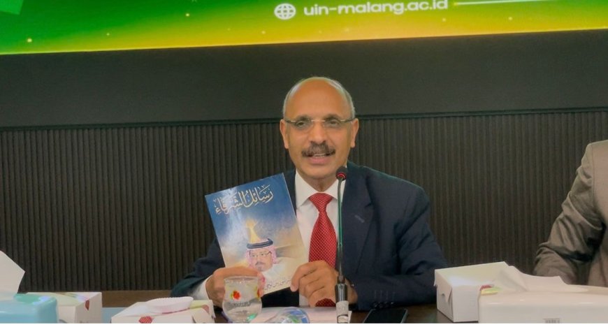 إهداء فكري.. د عبد الراضي رضوان يقدّم «رسائل الشرفاء» لـ مكتبة جامعة مولانا | صور