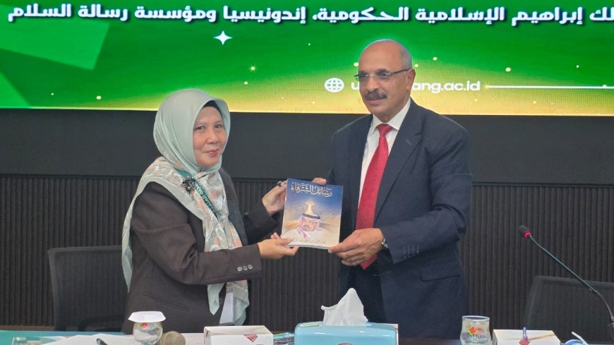 د عبد الراضي رضوان يهدى كتاب  «رسائل الشرفاء» لمكتبة جامعة مولانا | صور