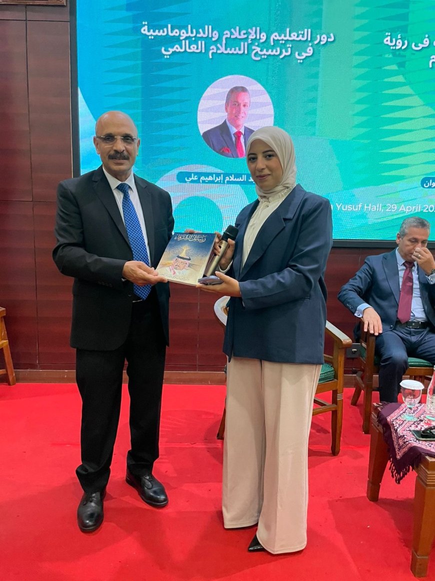 د عبد الراضي رضوان يهدي " رسائل الشرفاء " لطلاب جاكرتا : الإسلام دين سلام لا صراع