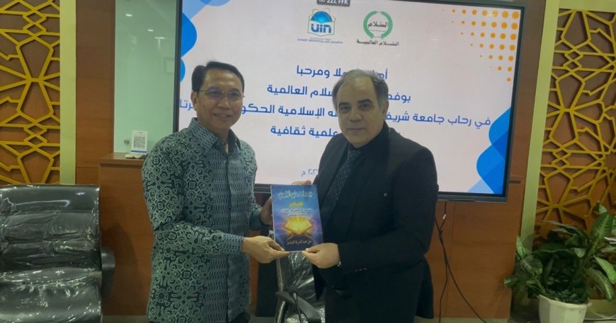 بالصور إهداء كتب علي الشرفاء لمكتبة جامعة شريف هداية الله الاندونيسية