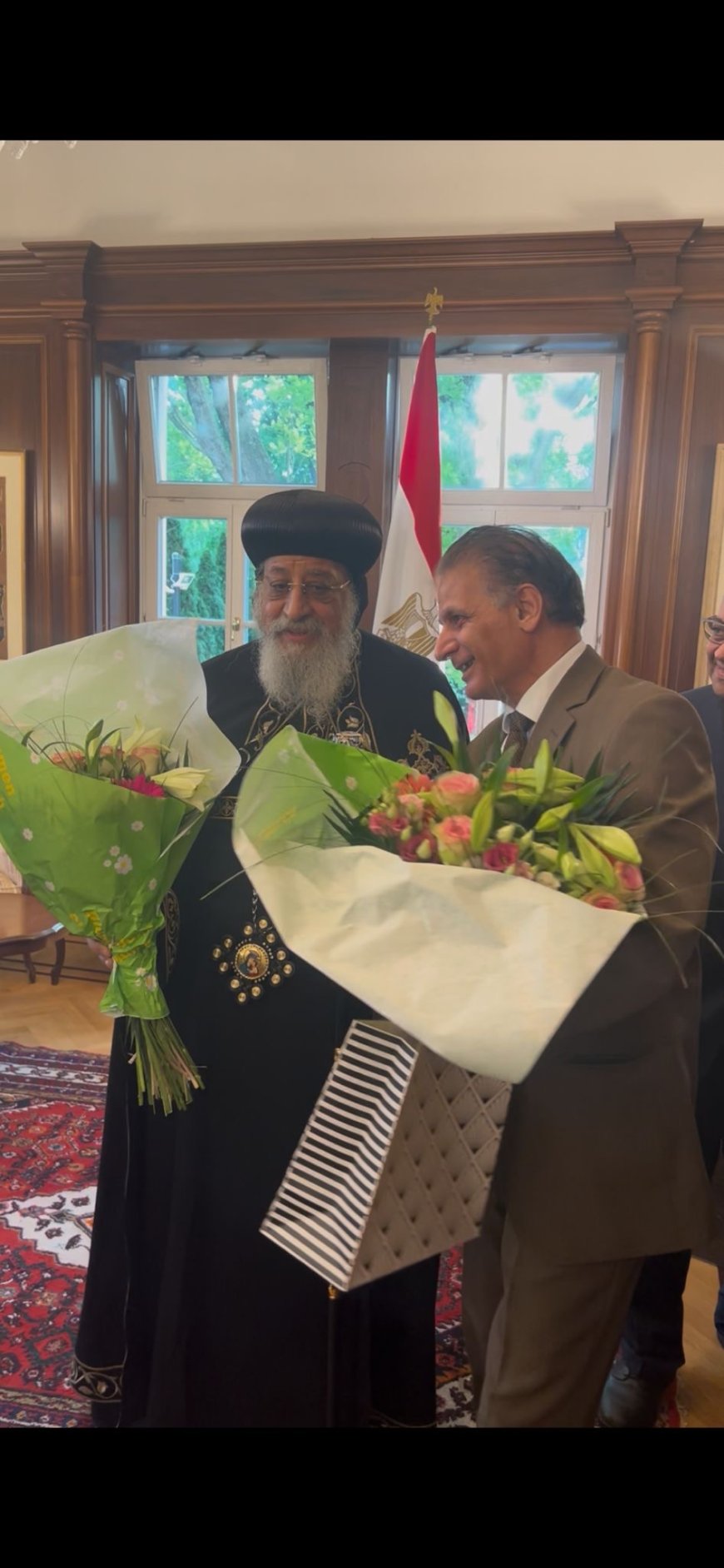 تعليق رائع من  البابا تواضروس بعد تسلمه باقة ورد مرسله  من المفكر العربي على الشرفاء