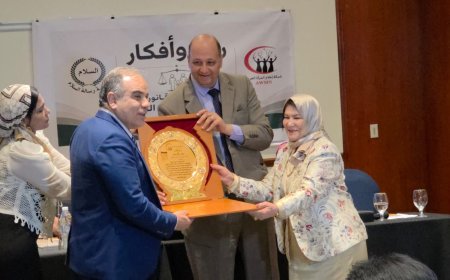شبكة إعلام المرأة العربية تكرم علي الشرفاء الحمادي .. وتمنحه درع التميز  | صور