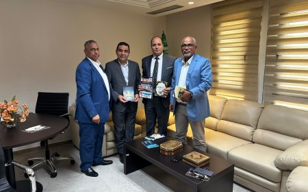 مؤسسة رسالة السلام تهدي مدير إدارة العلوم والبحث العلمي بـ"ألكسو" إصدارات المكتبة الرقمية للشرفاء الحمادي ومركز العرب