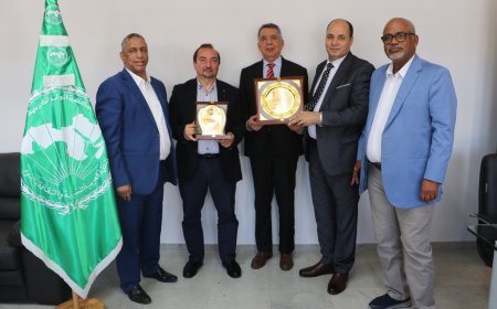 مؤسسة رسالة السلام تهدي مدير مكتب "الألكسو" درع المكتبة الرقمية للشرفاء الحمادي ومركز العرب