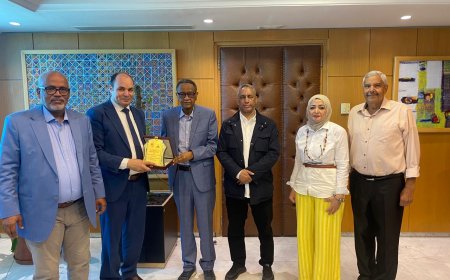 مدير إدارة الإذاعة بـ"أسبو" تتسلم باقة من مؤلفات المفكر علي الشرفاء الحمادي