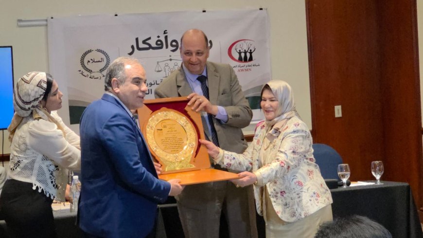 شبكة إعلام المرأة العربية تكرم علي الشرفاء الحمادي .. وتمنحه درع التميز  | صور