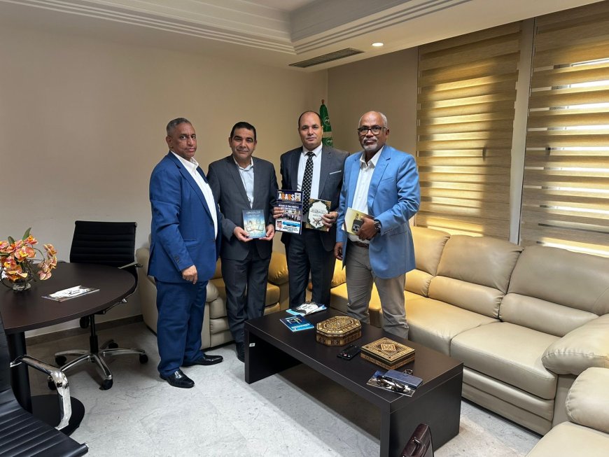 مؤسسة رسالة السلام تهدي مدير إدارة العلوم والبحث العلمي بـ"ألكسو" إصدارات المكتبة الرقمية للشرفاء الحمادي ومركز العرب