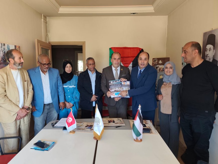 إهداء إصدارات "مركز العرب" و"المكتبة الرقمية للشرفاء الحمادي " إلى قيادات مؤسسة "سيدة الأرض" القدس