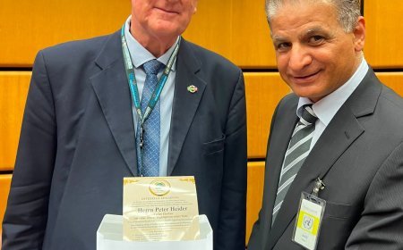 على هامش مؤتمر الأمم المتحدة بفيينا :مؤسسة رسالة السلام تسلّم رئيس لجنة منظمات السلام دعوة رسمية لزيارة القاهرة وتفتح قنوات تواصل  مع وزير الدفاع النمساوي الأسبق