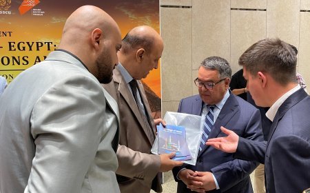 رئيس مجلس أمناء مؤسسة رسالة السلام يهدى نسخا من  كتاب رسالة الإسلام للمفكر على الشرفاء إلى مدير مركز الحضارة الإسلامية بأوزبكستان