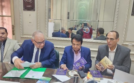 إهداء مؤلفات المفكر علي محمد الشرفاء الحمادي فى  مركز البحوث والدراسات العربية