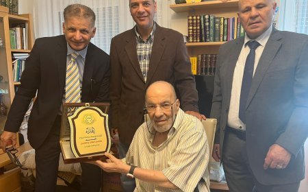 في لفتة إنسانية حانية.. "رسالة السلام العالمية" تُكرّم البروفيسور محمد عزت جويد في مقر إقامته بالنمسا