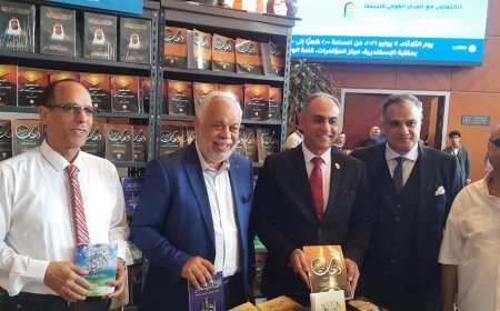 بالصور الدكتور  أشرف زكي نقيب المهن التمثيلية يزور جناح مؤسسة رسالة السلام العالمية بمعرض مكتبة الإسكندرية الدولى للكتاب 