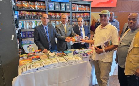 أستاذ الدراسات الاستراتيجية بجامعة بنغازي يزور جناح مؤسسة رسالة السلام العالمية بمعرض الإسكندرية ويشيد بفكر علي محمد الشرفاء الحمادي