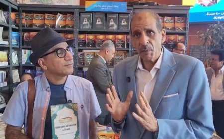 فى جناح مؤسسة رسالة السلام العالمية بمعرض مكتبة الإسكندرية الدولى للكتاب: عاطف زايد يجري حوارا مع مواطن بلجيكي للتعريف  بأهداف وأنشطة   رسالة السلام