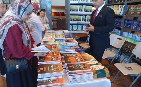 بالصور .. إقبال كبير على مؤلفات الشرفاء الحمادي في معرض مكتبة الإسكندرية