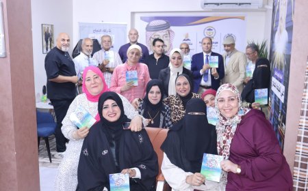 توزيع كتاب "الزكاة.. صدقة وقرض حسن" للمفكر علي محمد الشرفاء الحمادي على أعضاء النادي الأهلي في ختام ندوة مركز العرب