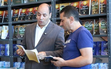 محمد فتحي الشريف يهدي مدير مكتبة "تويتي" بالإسكندرية مؤلفات علي محمد الشرفاء على هامش معرض مكتبة الإسكندرية الدولي للكتاب