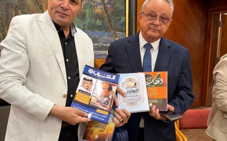 أحمد زايد يتسلم كتاب "ومضات على الطريق" للشرفاء الحمادي في معرض مكتبة الإسكندرية الدولي للكتاب