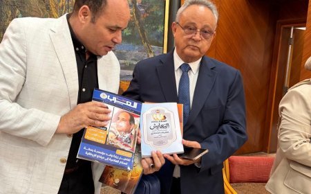محمد فتحي الشريف يهدي أحمد زايد كتابه الجديد "التعايش" في معرض مكتبة الإسكندرية الدولي للكتاب