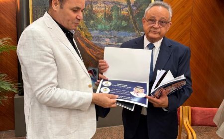مدير المكتبة الرقمية للشرفاء الحمادي يهدي شهادة المكتبة لرئيس مكتبة الإسكندرية