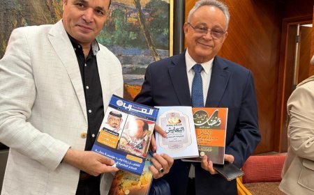 محمد فتحي الشريف يهدي أحمد زايد مؤلفات الشرفاء الحمادي في معرض مكتبة الإسكندرية الدولي للكتاب