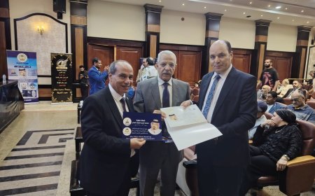 المكتبة الرقمية للشرفاء الحمادي تهدي مؤلفات  الشرفاء الحمادي لوزير التعليم الأسبق جمال العربي