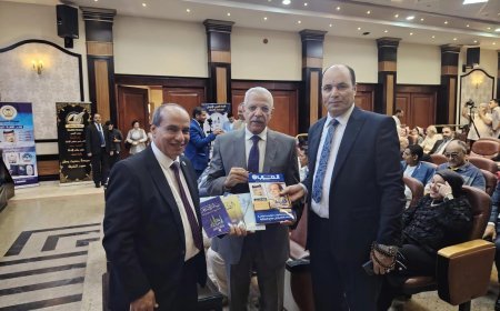 وزير التعليم الأسبق جمال العربي يتسلم أعدادًا من مجلة العرب وكتاب "ومضات على الطريق"