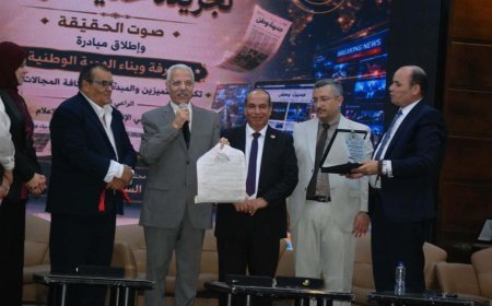 المكتبة الرقمية للشرفاء الحمادي تُهدي درعها للكاتب الصحفي علي الجمال رئيس تحرير "حديث وطن"