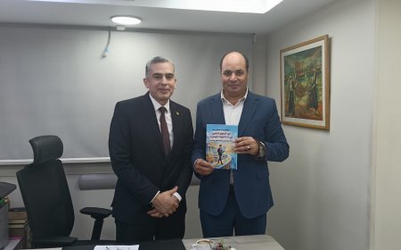 التحول الرقمي في البنوك المصرية أحدث إصدارات مركز العرب والشريف يسلم النسخة الأولى للمؤلف
