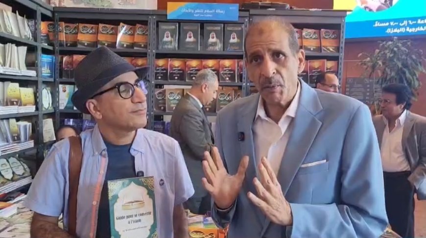 فى جناح مؤسسة رسالة السلام العالمية بمعرض مكتبة الإسكندرية الدولى للكتاب: عاطف زايد يجري حوارا مع مواطن بلجيكي للتعريف  بأهداف وأنشطة   رسالة السلام