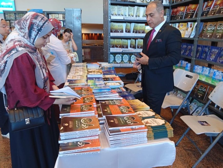 بالصور .. إقبال كبير على مؤلفات الشرفاء الحمادي في معرض مكتبة الإسكندرية