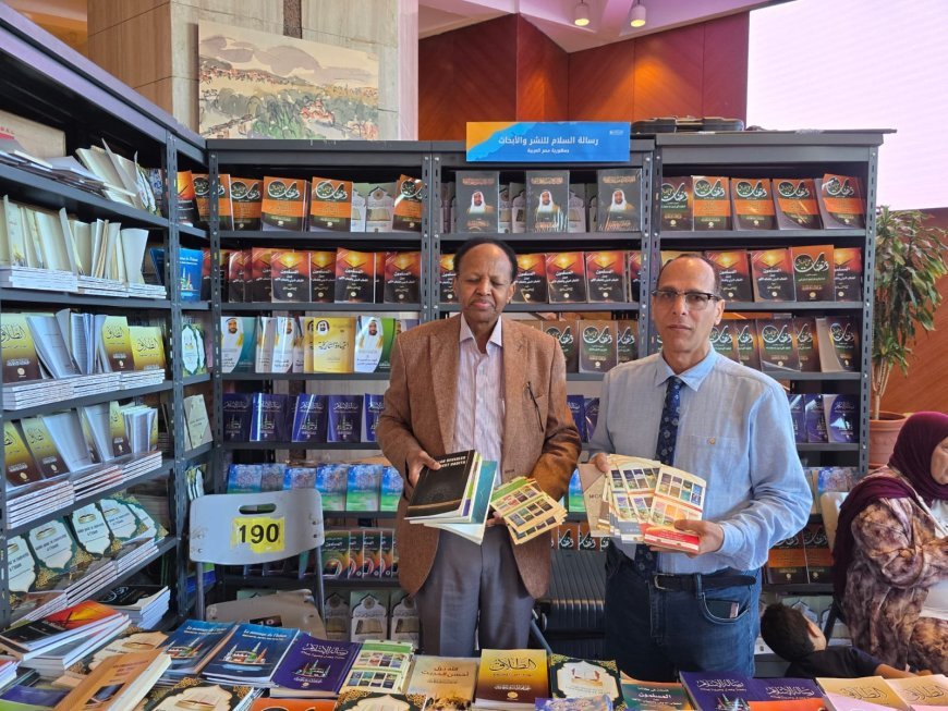 مسؤول مؤسسة رسالة السلام في كندا يزور جناح المؤسسة بمعرض مكتبة الإسكندرية الدولي للكتاب