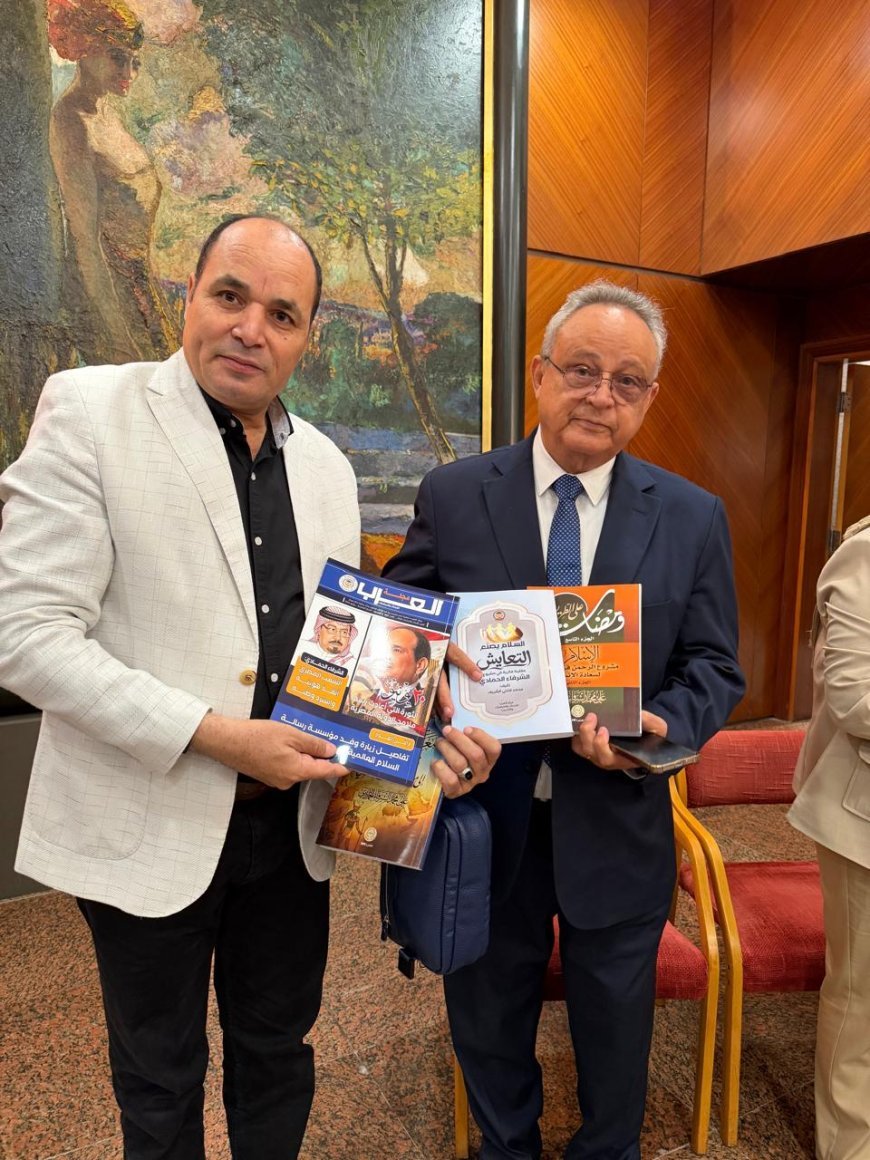 أحمد زايد يتسلم كتاب "ومضات على الطريق" للشرفاء الحمادي في معرض مكتبة الإسكندرية الدولي للكتاب