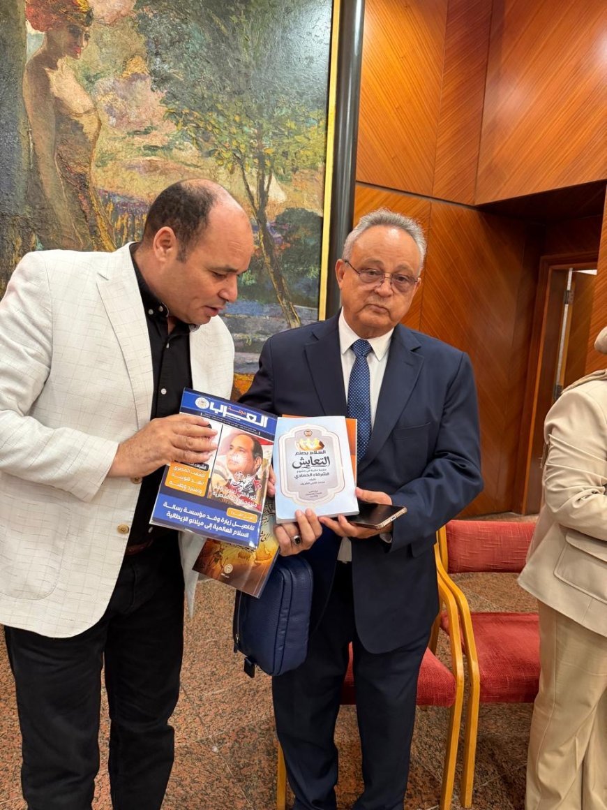 محمد فتحي الشريف يهدي أحمد زايد كتابه الجديد "التعايش" في معرض مكتبة الإسكندرية الدولي للكتاب